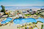 Kilátás a medencére és a strandra