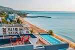 Szálloda medencével és stranddal