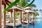 Cabanas a medence mellett