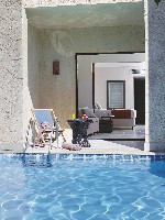 Úszómedence a szoba mellett