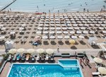 Kilátás a medencére és a strandra napozóágyakkal