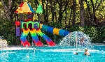 Úszómedence csúszdákkal