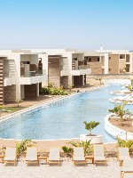 Szállodaépületek úszómedencével