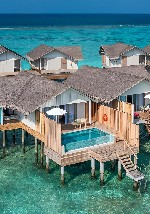 Vízparti villa medencével