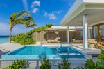 Tengerparti villa medencével