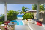 Tengerparti villa medencével