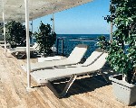 Terasz napozóágyakkal