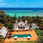 Hotelépület úszómedencével