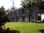 Modern épület szobákkal