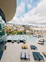 Napozóágyak a medence mellett