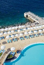 Úszómedence és móló, ahonnan lépcső vezet a tengerbe