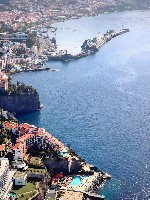 A szálloda és Funchal légi felvétele