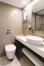 Bungaló, kilátás a kertre, fürdőszoba