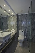 A családi szoba fürdőszobája