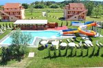 Vízicsúszda és gyermekmedence