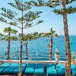 Úszómedence és tengerre néző kilátás