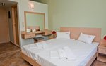 Promo szoba kétszemélyes ággyal, oldalról tengerre néző kilátással