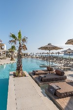 Napozóágyak a medencénél