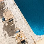 A medence mellett ülve