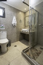 Kétágyas szoba, fürdőszoba, kilátással a kertre