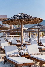 Napozóágyak a strandon