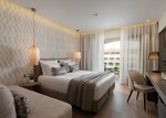 Superior kétágyas szoba medencére néző