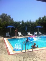 Bejárat a medencéhez