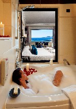 Superior Deluxe tengerre néző