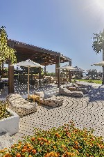 Napozóágyak napernyőkkel