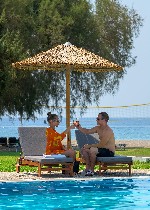 Napozóágyak és napernyők