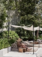 Pihenjen a medence mellett