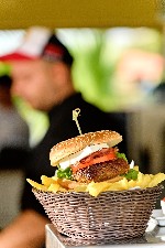 Uzsonna a medence mellett