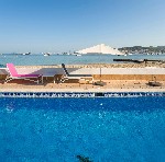 Napozóágyak a medence mellett