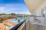 Apartman, kilátással a medencére