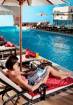 Napozóágyak a medencénél