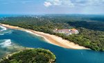 A szálloda és a strand légi felvétele