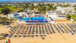 Kilátás a strandra és a medencére