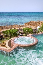 Úszómedence pezsgőfürdővel