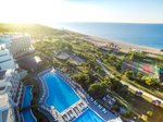 Kilátás az üdülőhelyre és a strandra