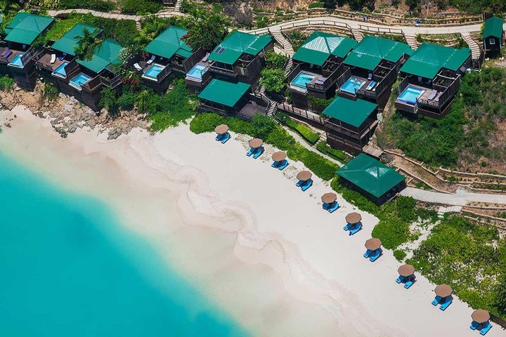 A üdülőhely és a strand légi felvétele
