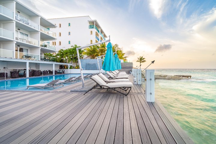 Úszómedence napozóágyakkal