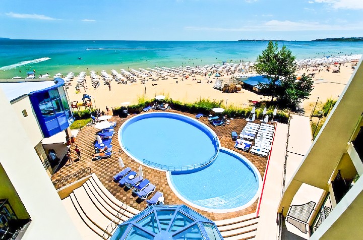 Kilátás a medencére és a strandra