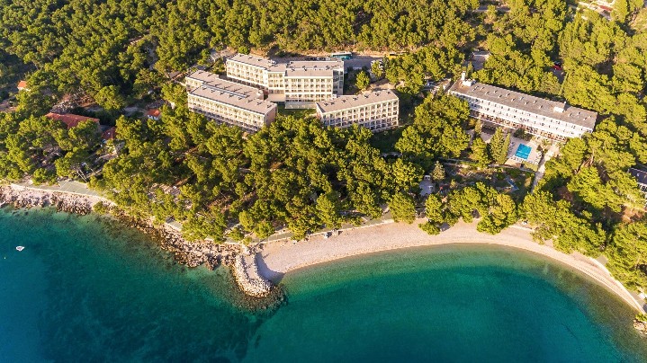 A szálloda és a strand légi felvétele