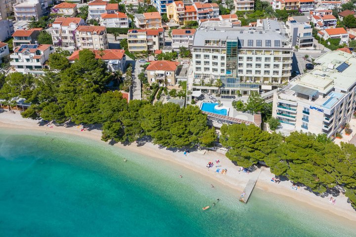 A szálloda és a strand légi felvétele