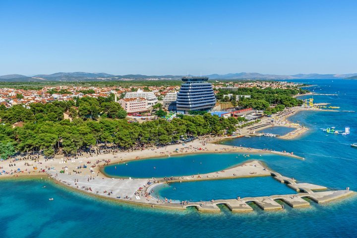 A szálloda és a strand légi felvétele