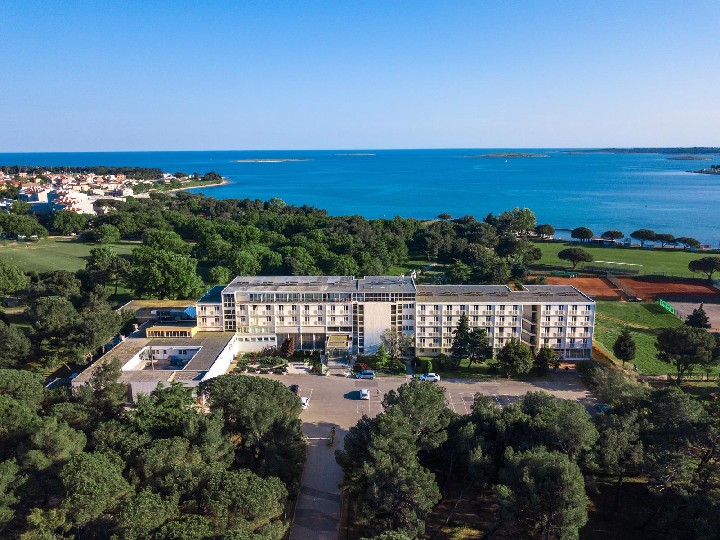 A szálloda és az odú légifelvétele