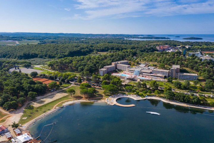 A üdülőhely légi felvétele