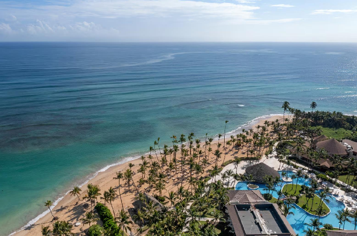 A üdülőhely és a strand légi felvétele