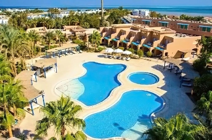 Hotel medencékkel és tengerparti kilátással