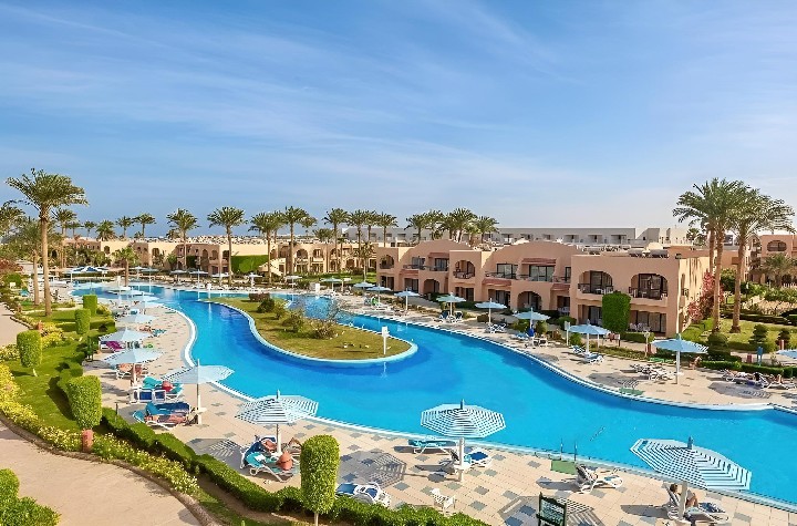 Üdülőszálloda úszómedencével